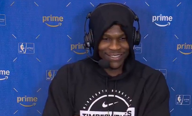 500万网彩票网-被韦德打趣偷学欧洲步&amp;挂挡拆！华子：你年纪轻轻就夺冠 我得看齐