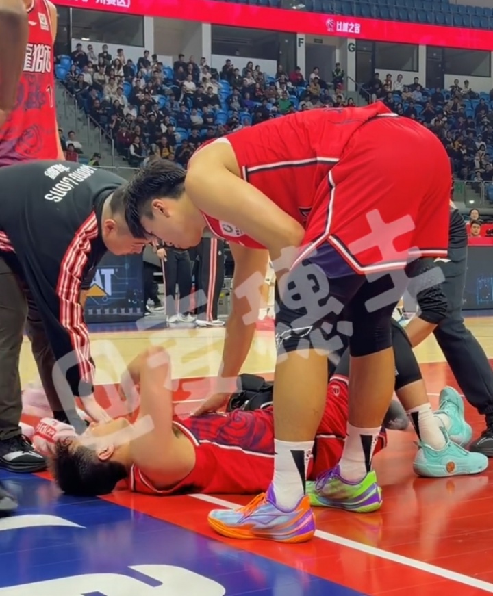 500万网彩票网-郭艾伦膝盖受伤倒地之后 情绪崩溃了……仰面痛哭