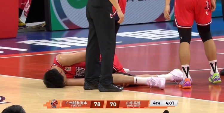 500万网彩票电脑版-升级了！徐昕被克里斯撞到肋部痛苦倒地 裁判回看后吹克里斯违体